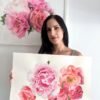 Peonías coral y rosas en flor