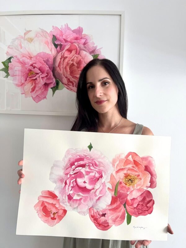 Peonías coral y rosas en flor