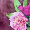Peonías rosas sobre fondo burdeos