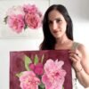 Peonías rosas sobre fondo burdeos