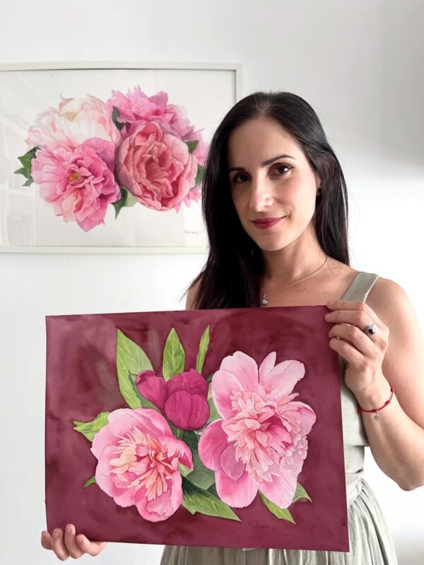 Peonías rosas sobre fondo burdeos